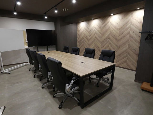 ミーティングルーム
広々とした14畳の会議室。社内会議や会合、打ち合わせやプレゼンにも最適です。
落ち着いた室内で、様々なアイディアが生まれるかも?_杜の都ものづくり大学