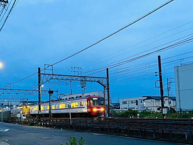 名鉄岐南駅から徒歩数分。駅の北東側、線路沿いにあります。事務所から駅を見た風景。_花愛叶事務所