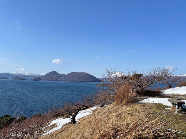 早春の森を歩く。公園より望む洞爺湖中島_Sotoasobu