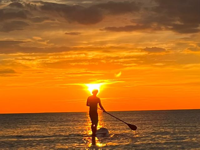 夕陽眺めるだけでも癒やされるのに、海から見るなんて・・・贅沢。_Pono Surf