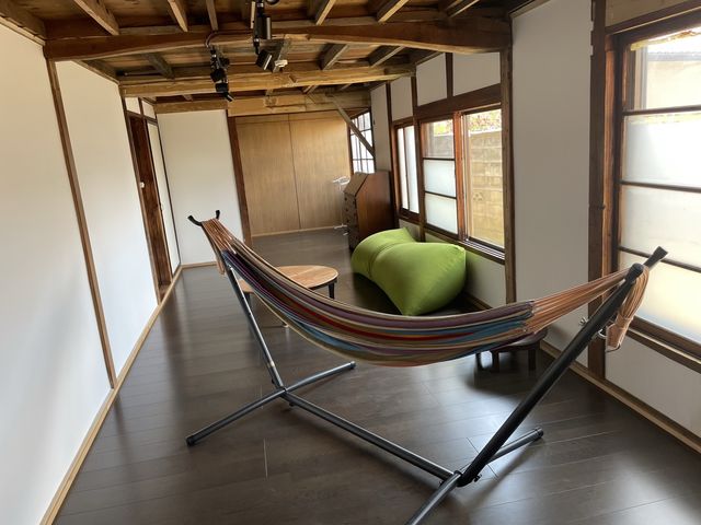 休憩は、コワーキングエリアでも可。yogibo,ハンモックあり!_サウナ小屋 goemon