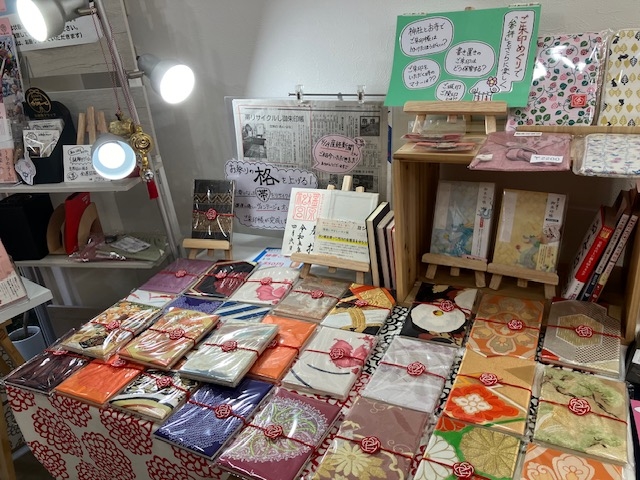 不要な帯でリサイクルした「縁帯ご朱印帳」の制作・販売も。_神社仏閣情報ショップあん・はな