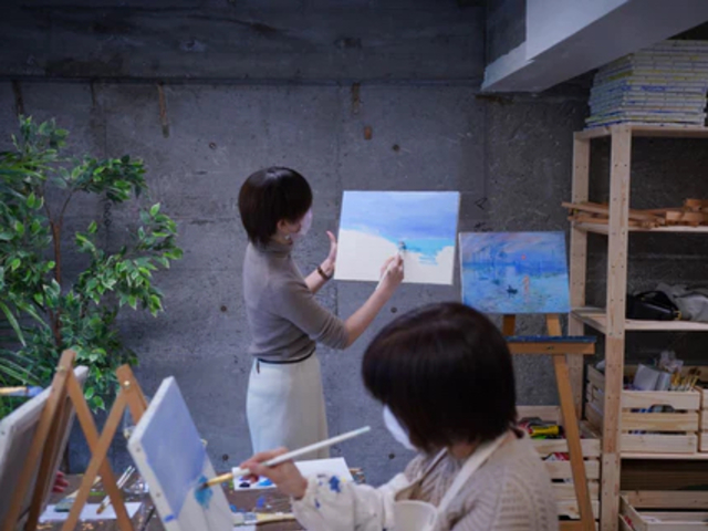美大出身の講師がお客様の目の前で1からお手本を描きながら進行します。_artwine.tokyo 日本橋店
