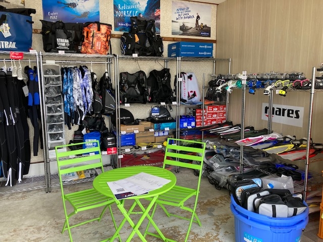 うるま潜水店舗内。器材展示フロア、クラスルーム、トイレ、シャワー完備です。_うるま潜水