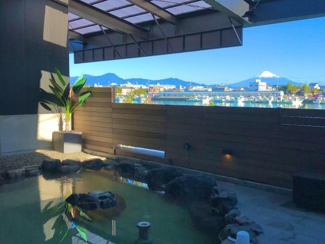 晴れた日には漁港越しに富士山が見えます_用宗みなと温泉