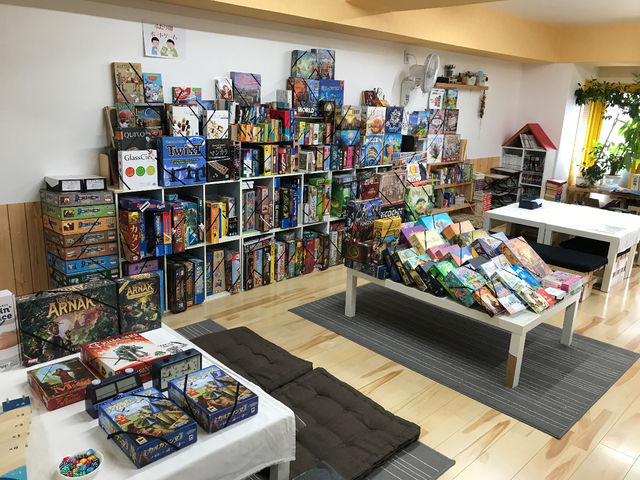 店内には国内外のボードゲームがたくさん!2人用ゲームから5人以上の多人数向けパーティゲームまで、新作話題作がずらり!_SHAREcafe