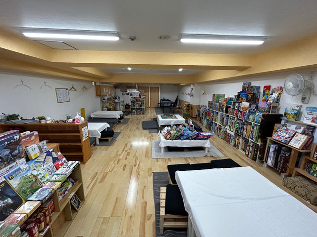 店内にはカップルにぴったりのベンチシート、ゆったりお座席、8人座れるテーブル席など、人数に応じた7席のプレイスペースがございます。_SHAREcafe