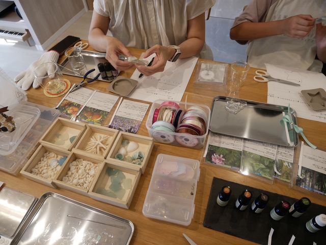 ナード・ジャパンアロマテラピー協会インストラクターの資格をもつ講師が精油の使い方をお伝えしつつ進めます_aroma&color New me