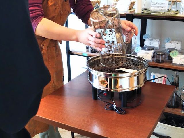 出来上がった焙煎豆を冷却♪_いちきしまコーヒー