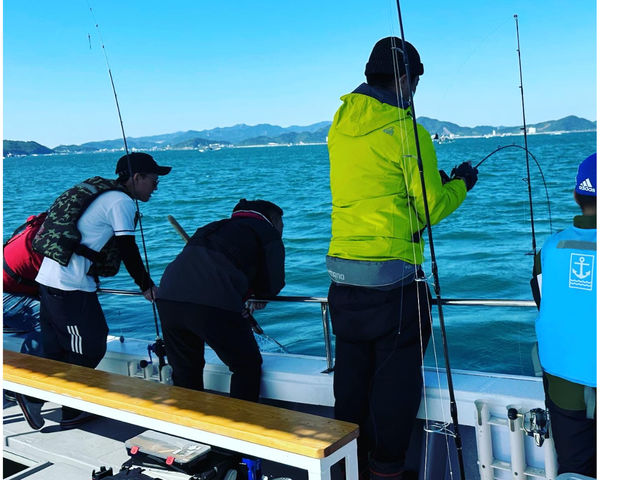 初心者の方でも安心できるよう2名体制でサポートさせていただきます。
是非、旬の魚を釣りましょう。
釣竿、ライフジャケットのレンタルはご用意致します。_釣り船 皇
