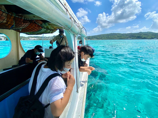 お魚が間近で見れる“グラスボード”_Anjel club okinawa