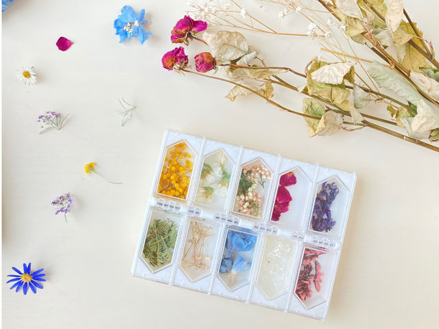 庭で育てた花でこのようなドライフラワーを使って、アクセサリーを作ります。お花は作品によって変わります。_shirokuma KOBE
