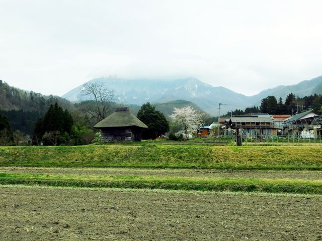 御机の茅葺小屋