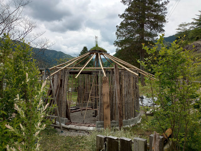 セルフビルドの小屋造り。現在建築中の廃材利用の円形トンガリ屋根の小屋。完成したらギャラリーショップになる予定です。_野原のミュージアム