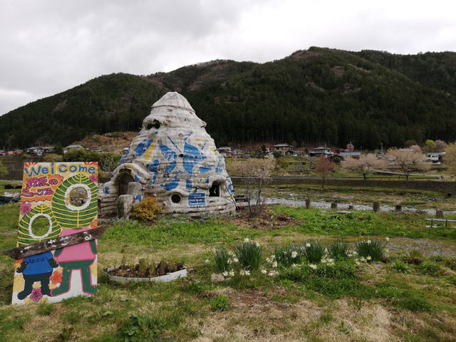 野原のミュージア厶はセルフビルドで色々な建物が建ててあります。写真はアースバッグドームです。_野原のミュージアム