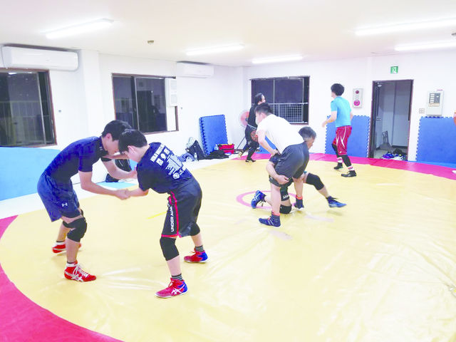 格闘技の練習中_銀河道場