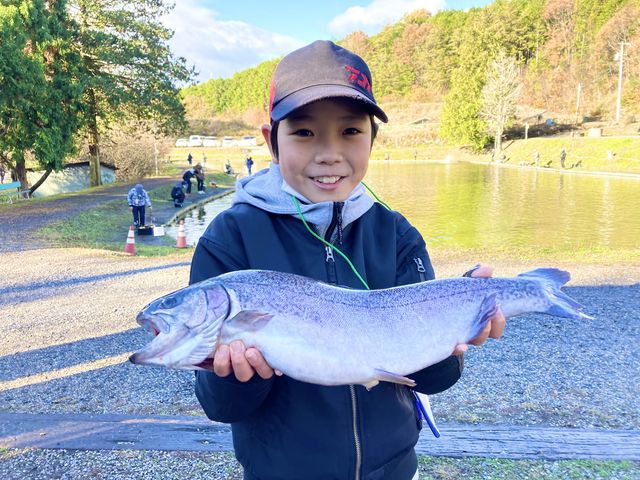 小学生でも常連さんのように通っていると大物釣れちゃいます!_フィッシングキャンプエリア瑞浪