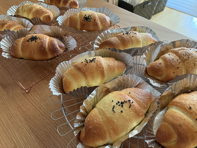 大人気の塩バターロール。これを食べたら、パン屋さんでは買えなくなるかも。焼き立てはバターがじゅわ〜と。岩塩との相性バッチリです。_手作りパン教室おひさま