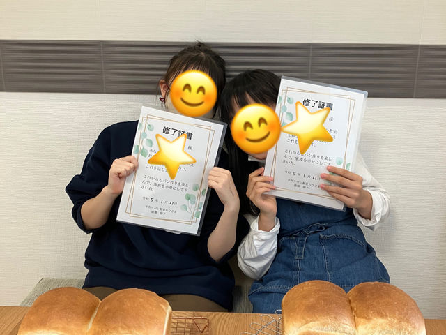 こんなに可愛い生徒さんもいらっしゃいました。いつも仲良しの2人組も、こんな立派な食パンが作れる様になりました。_手作りパン教室おひさま