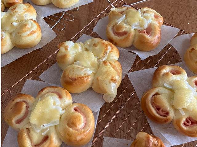 体験レッスンのお花パンハムとチーズをくるくる巻いた惣菜パン大好評頂いています。_手作りパン教室おひさま