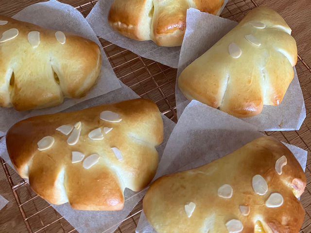 クリームパンはバニラビーンズ入りのぷるんぷるんのカスタードクリームも手作りします。あふれんばかりのたっぷりクリームです。_手作りパン教室おひさま