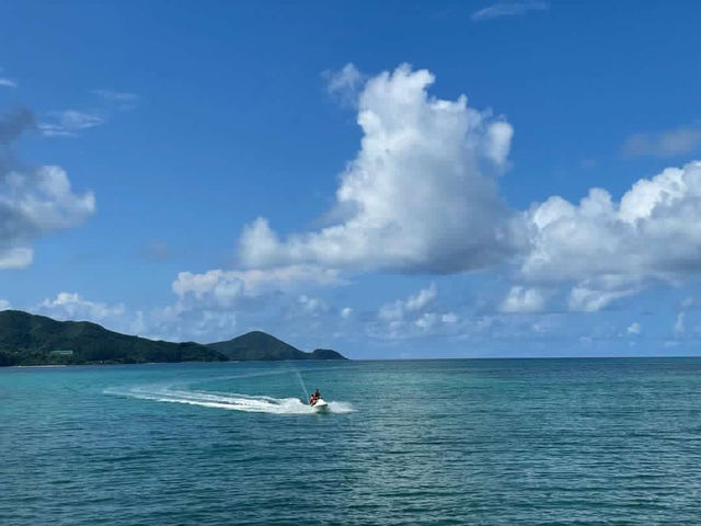 青空の下できれいな海を滑走しよう_奄美シークエスト