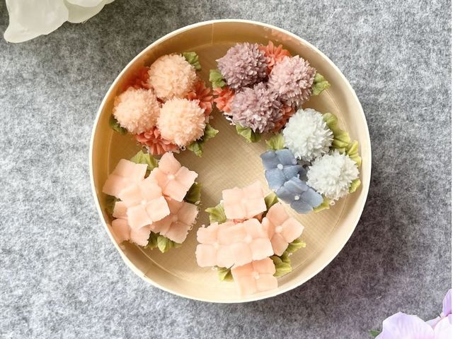 ミニカップケーキイメージ_お花絞り HANASAIKA
