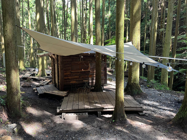 着替えたり休憩したりマルチに使える小屋。ウッドデッキもお好きなようにお使いください。_アウトドアスペース TAKITSUBO