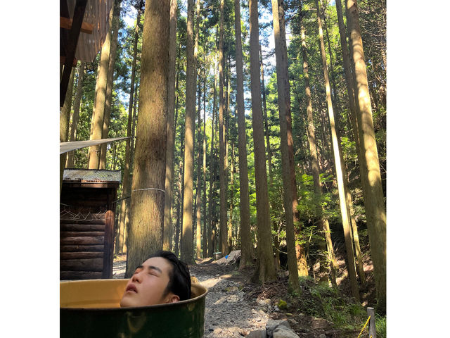 お風呂の中で森林浴_アウトドアスペース TAKITSUBO