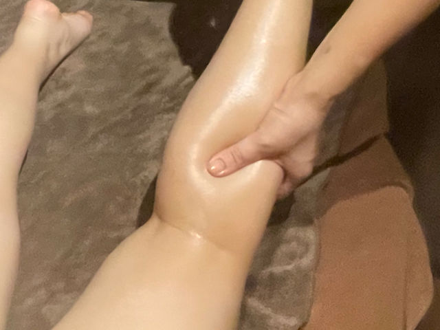 エステの様子。ご希望し合わせて、ツボ押し、ストレッチ、リフロクソロジなど加えることはは可能です。_美工房