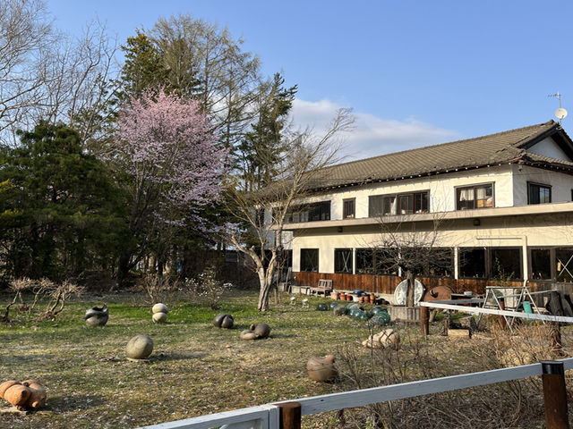 桜の木も沢山あるぼたん園の中に、築80年の遊木民族はあります。_喫茶遊木民族 やきもの教室