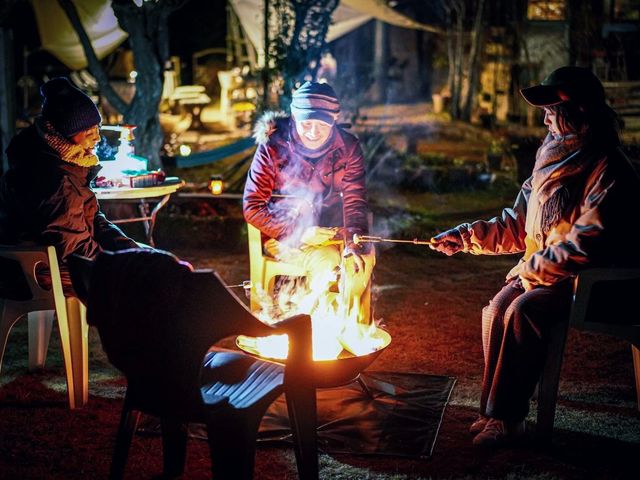 芝生の上で星を見ながら焚き火_いすみガーデンリトリート&トーテムの家