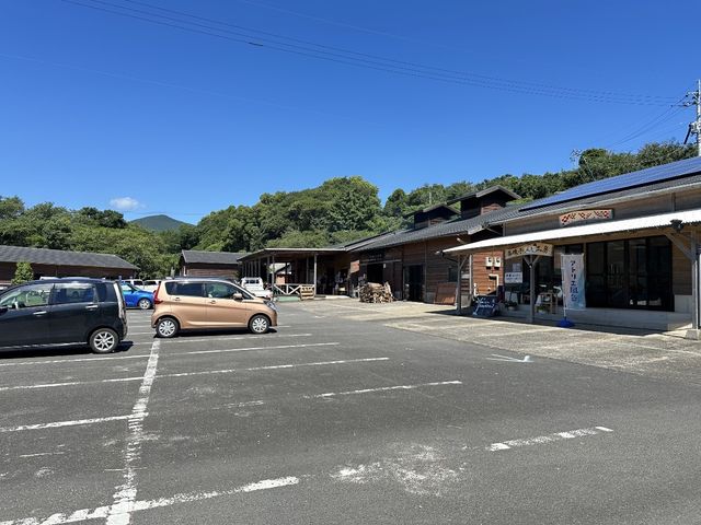 五島椿物産館さまの駐車場にお停めいただけます_アトリエ風色