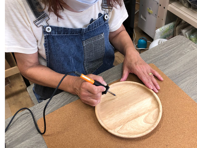 【バーニングアート】専用の電熱ペンで木製食器にお好きな絵柄やお名前などの焼き入れ体験ができます。_学べる雑貨店 ヒダマリの樹
