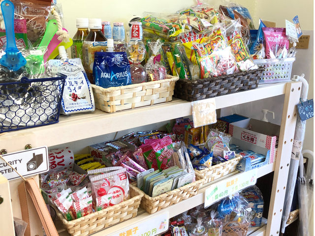 子供も大人も喜ぶ駄菓子コーナー♪_学べる雑貨店 ヒダマリの樹