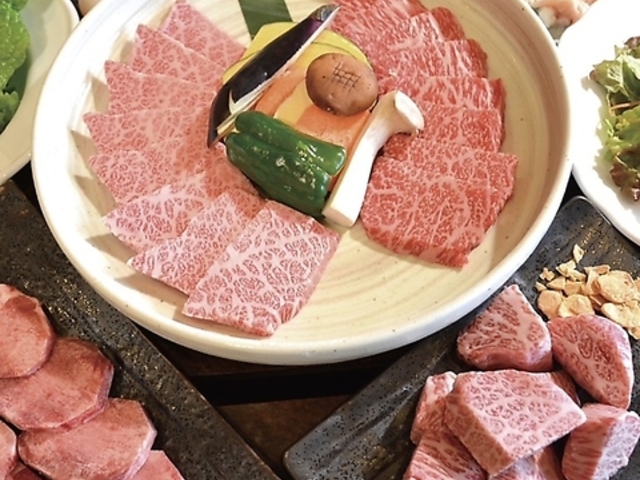 炭火焼肉 米沢亭 富山町村店の写真1