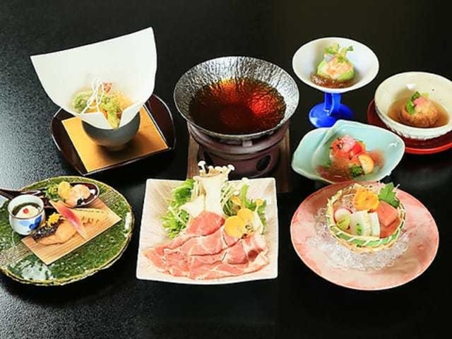 季節郷土料理 湖楽園の写真1