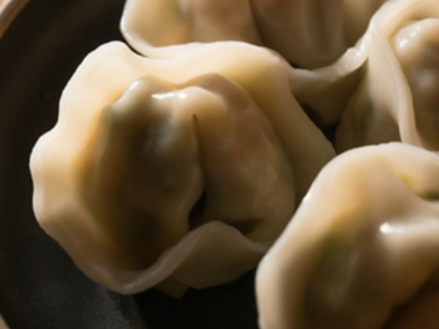 582 水餃子とお酒の写真1