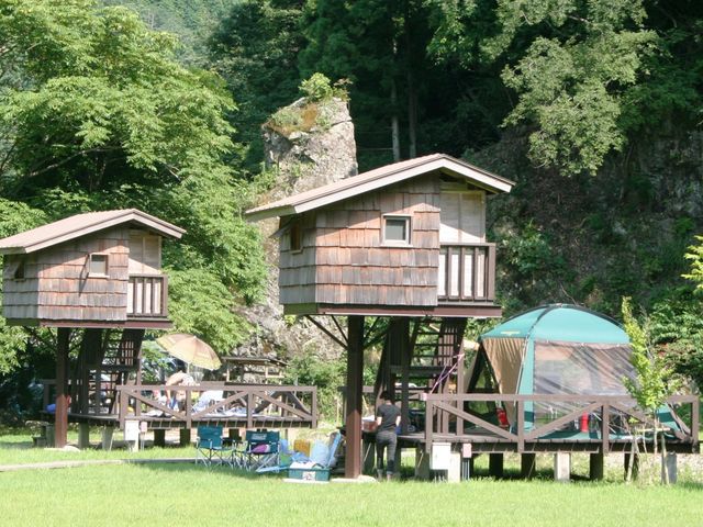 鳥の巣箱をイメージしたツリーハウスは、子ども達に大人気!_南光自然観察村