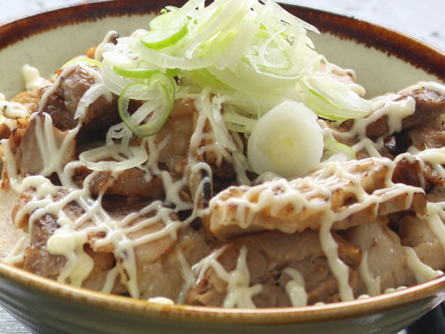 食堂山小屋おすすめの炙りチャーシュー丼!
_小出スキー場