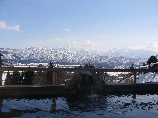 スキー場に隣接する温泉は雪国の景色を眺めながら入浴ができます_小出スキー場
