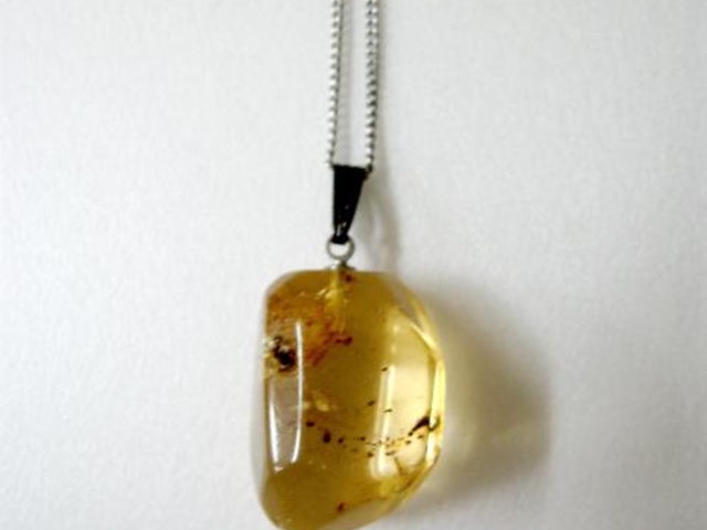 コハクのアクセサリー工作体験の写真1