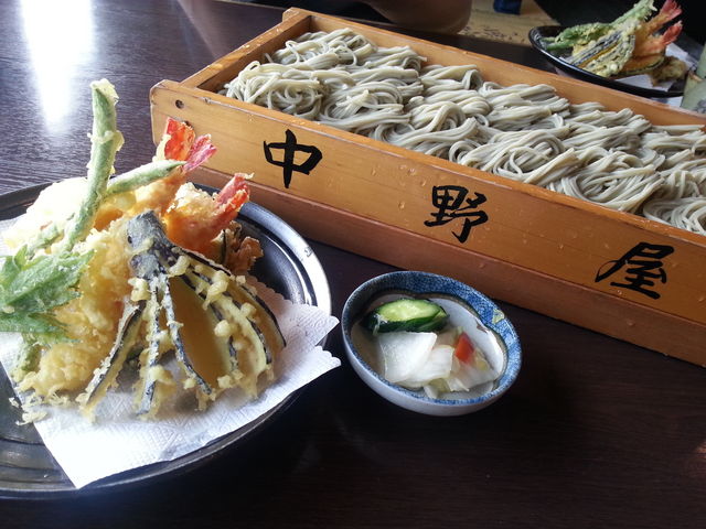 へぎそば&天麩羅盛合せ
店内から魚野川を眺めながらの食事が出来ます。舞茸ごはんも美味です。
_中野屋 塩沢店