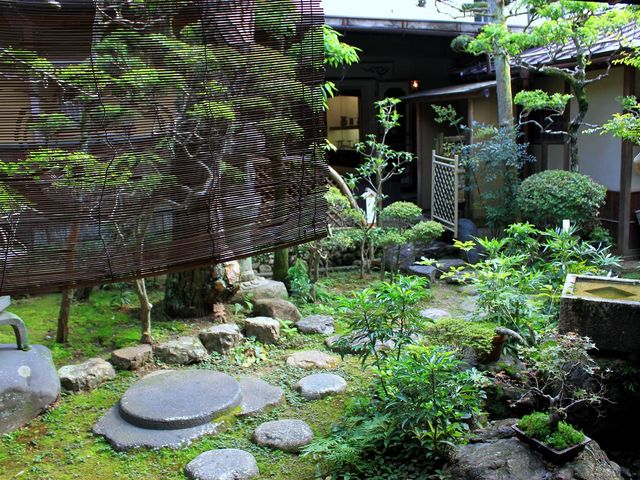 お庭近くのお席でお茶は如何でしょう♪_カフェ町家さいとう