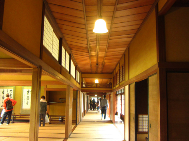 ドラマで使われた廊下(天井は平面だが、左右の板が斜めに配置してある為立体的に見える)_旧伊藤伝右衛門邸