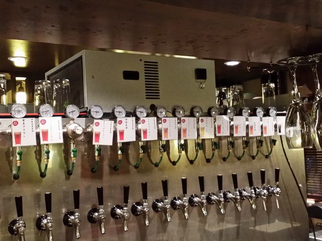 カウンターからの風景_伊勢角屋麦酒 直売店 麦酒蔵