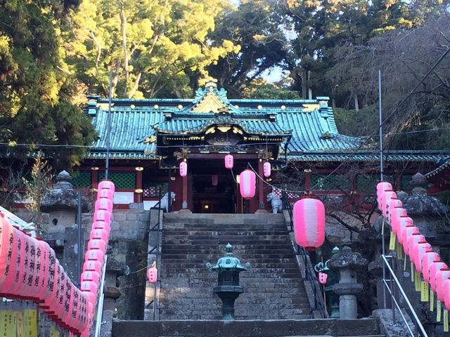 参道から唐門と社殿を眺める_久能山東照宮