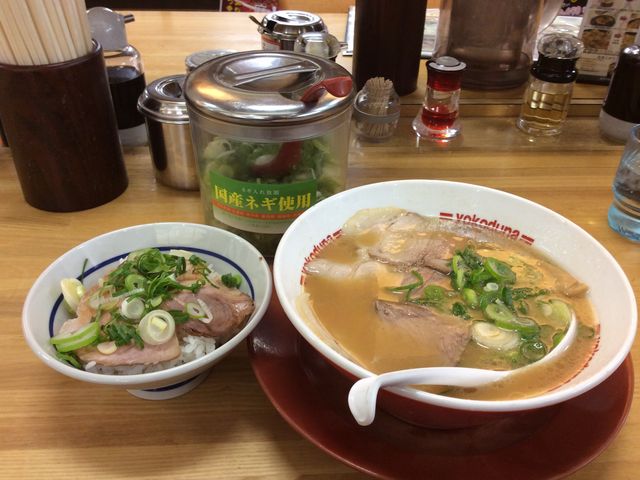 ノーマルラーメン並と
ミニ丼。_ラーメン横綱 醍醐店