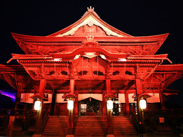 赤くライトアップされています。_善光寺(長野県長野市)