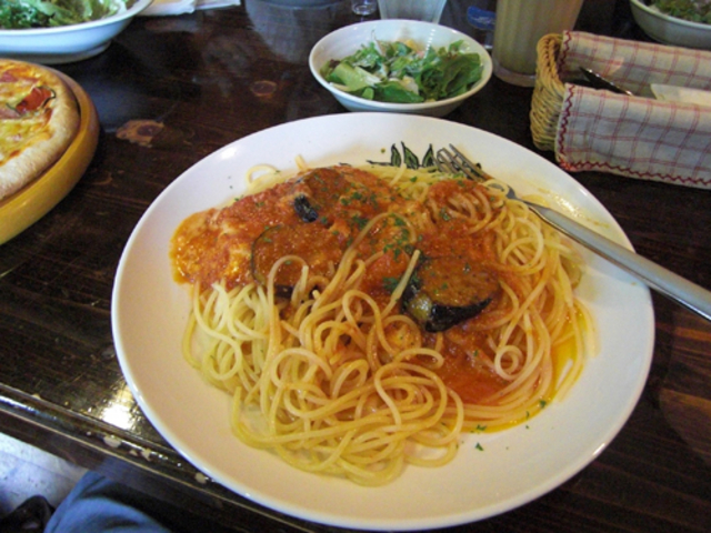 茄子とモッツァレラチーズのスパゲティもこのボリューム男でも納得の量_クーシ